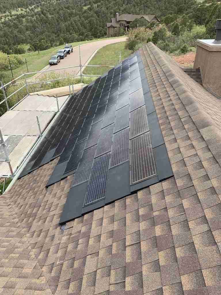 Roof solar shingles